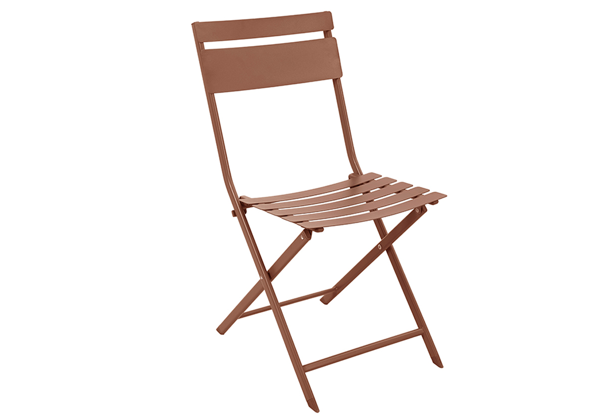 Απεικονίζεται μια από τις καρέκλες.